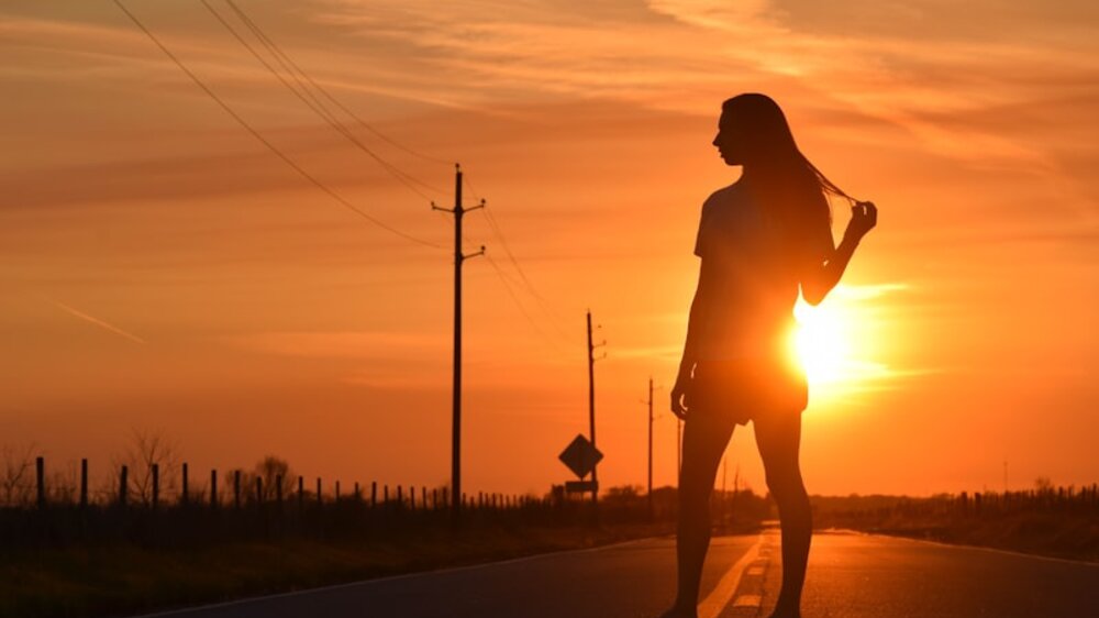 Runner at sunset — red light therapy for athletes